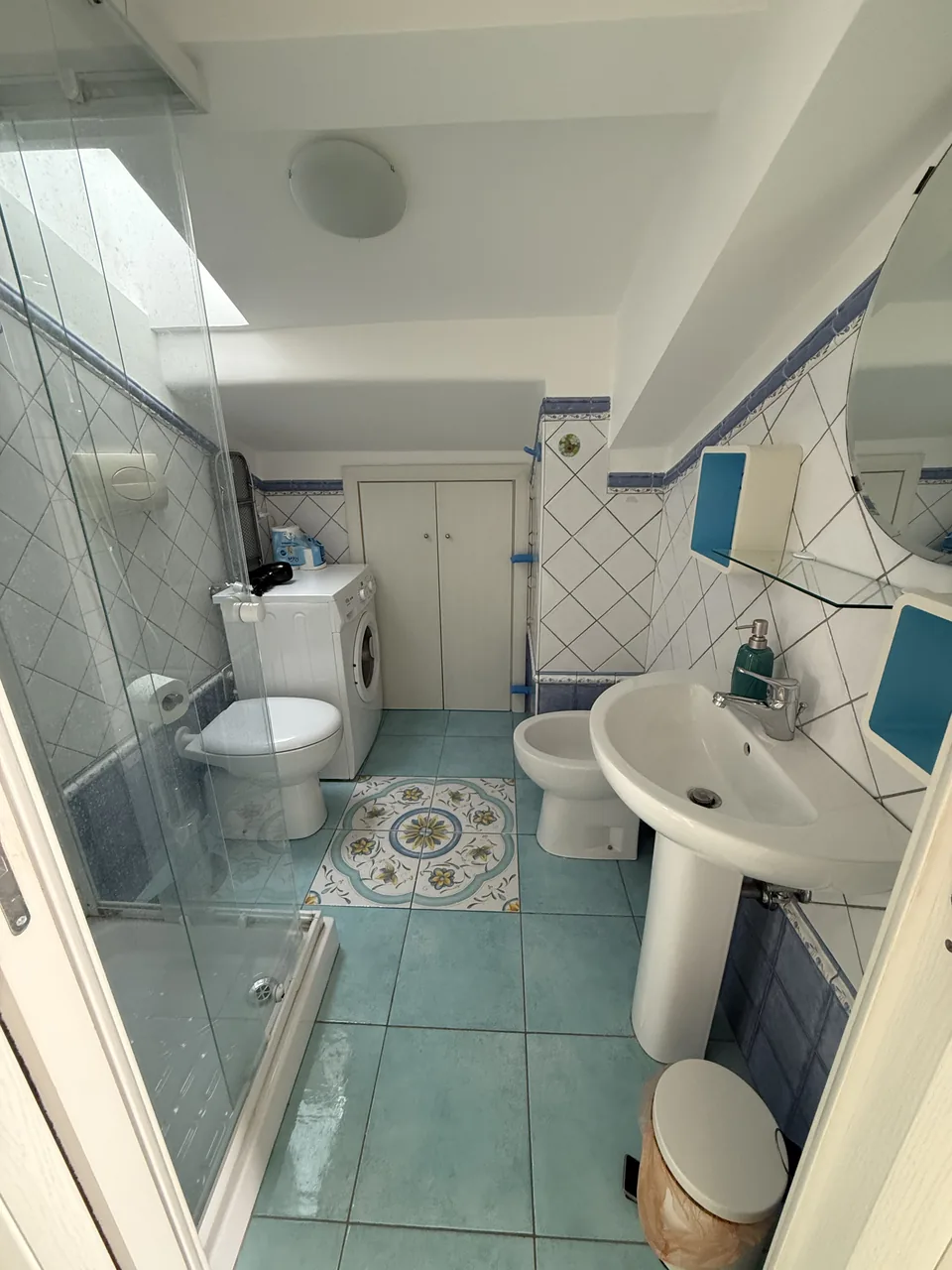 Bagno con doccia e lavatrice: foto rappresentativa dei bagni privati dei due appartamenti