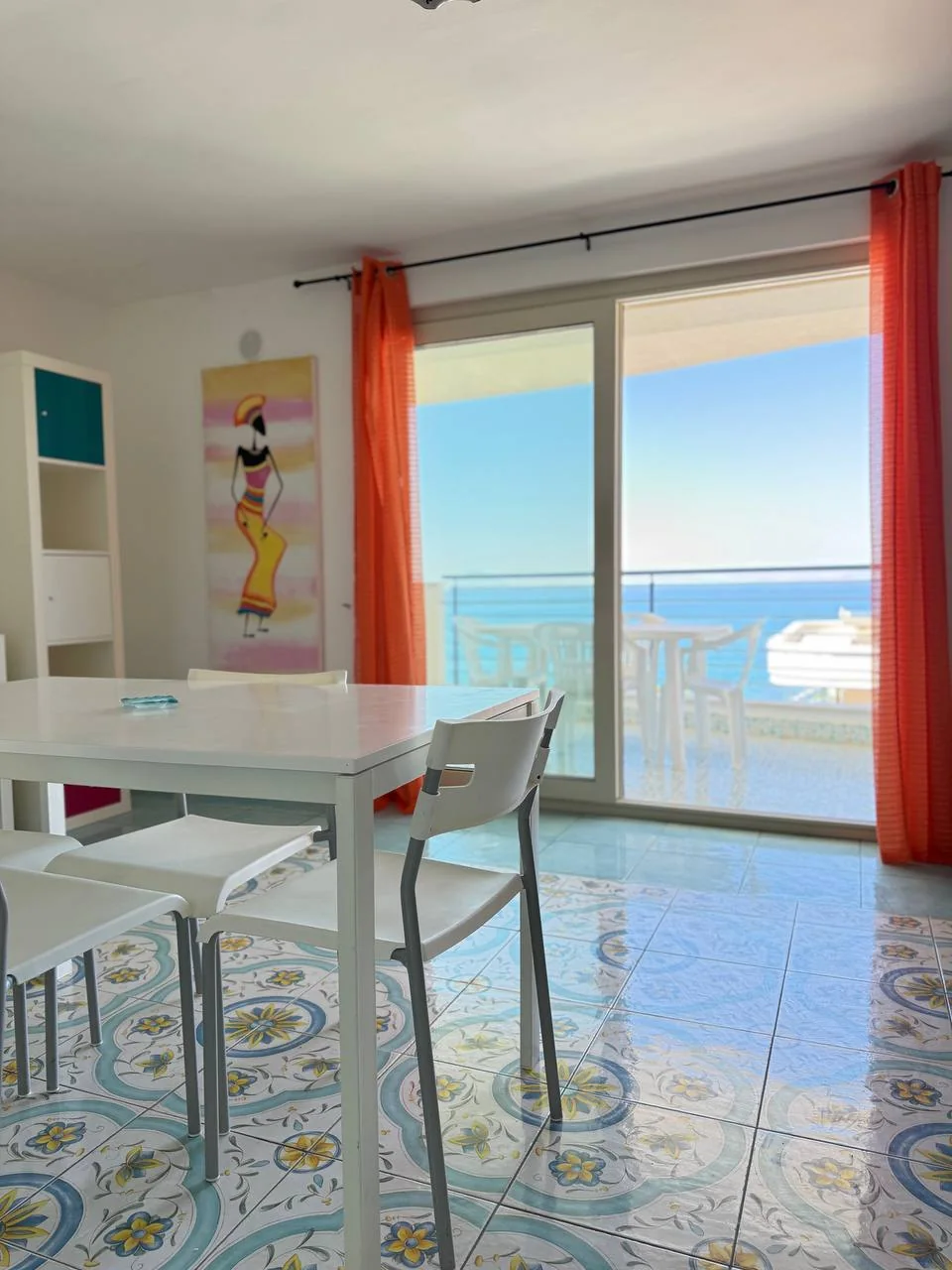 Zona pranzo di Arcobaleno con vetrata affacciata sul mare