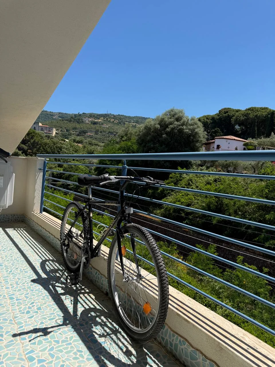 Bicicletta sul balcone di Arcobaleno affacciato sul paesaggio collinare