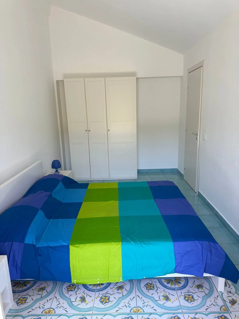 Camera matrimoniale di Arcobaleno con armadio bianco