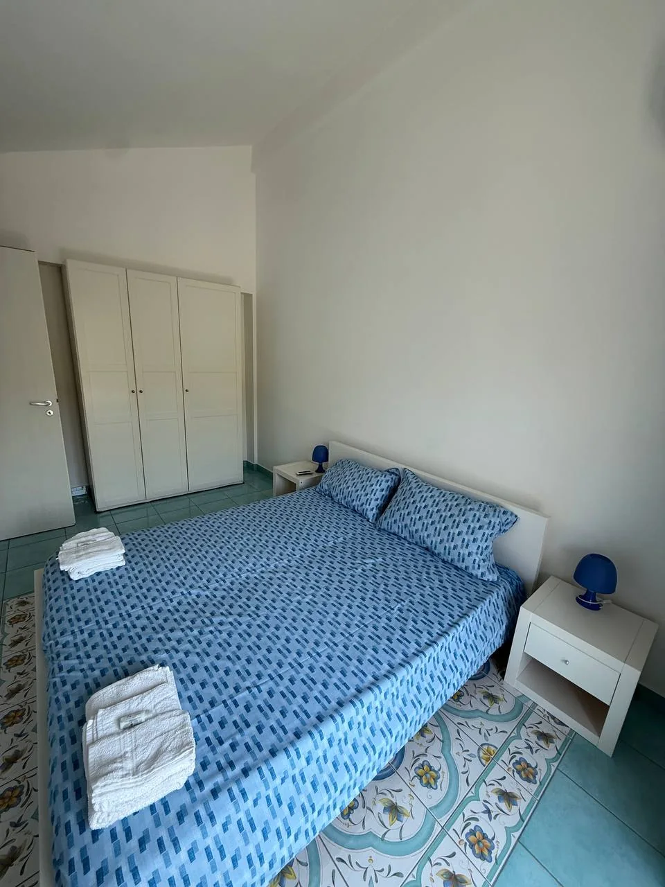 Camera matrimoniale di Orizzonte con armadio e biancheria azzurra