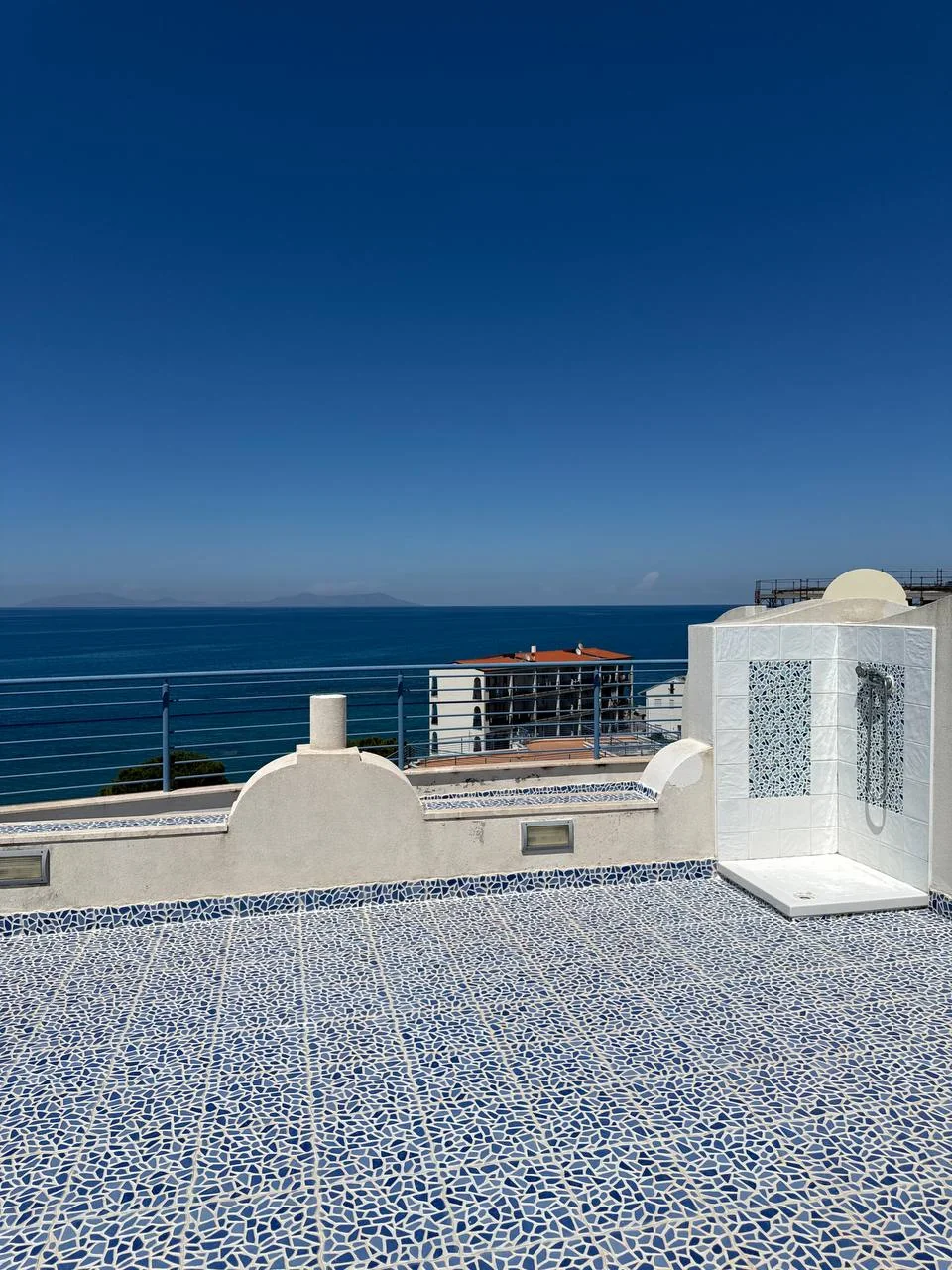 Terrazza panoramica condivisa con vista mare e doccia esterna
