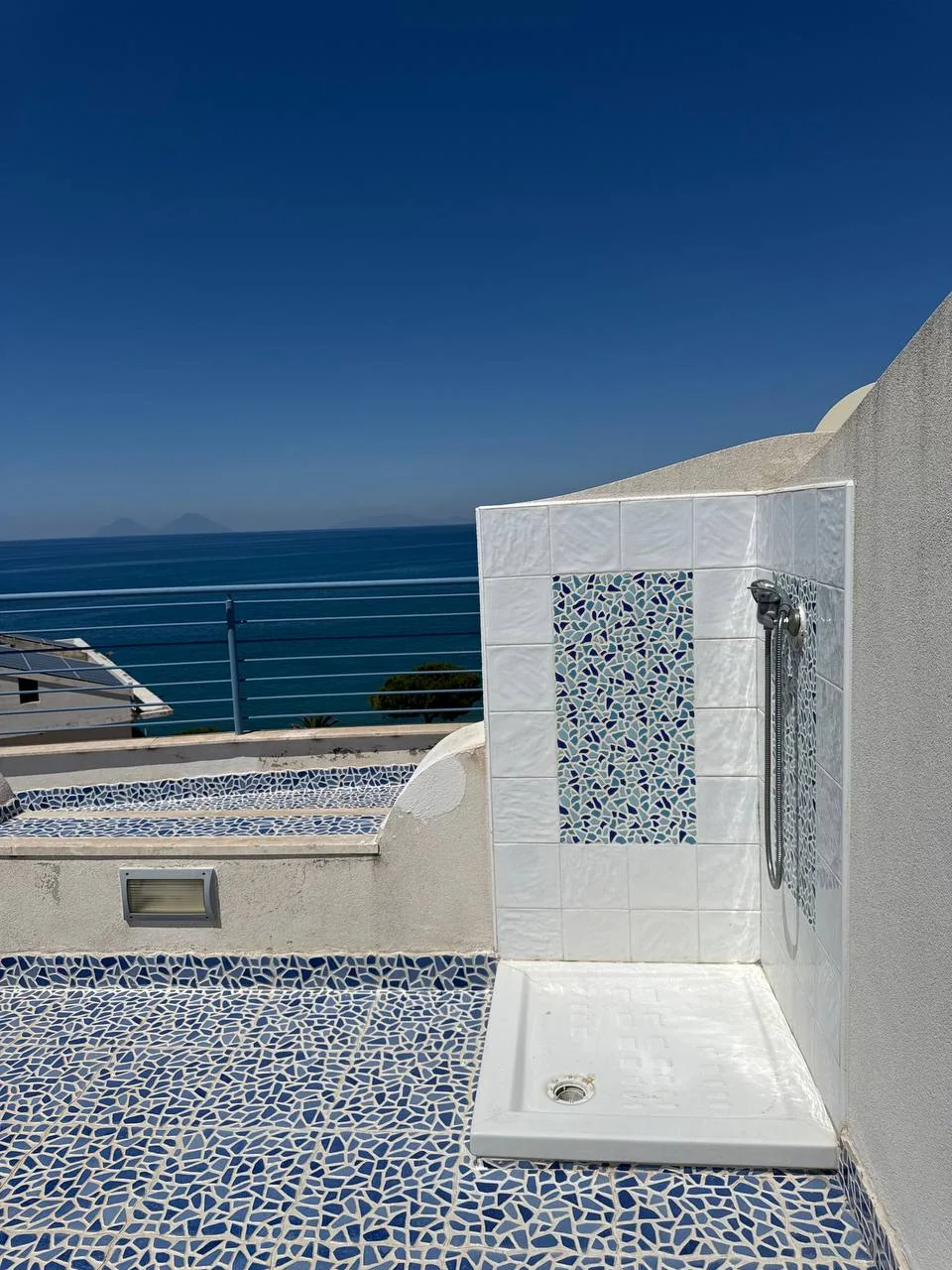 Doccia esterna sulla terrazza panoramica condivisa