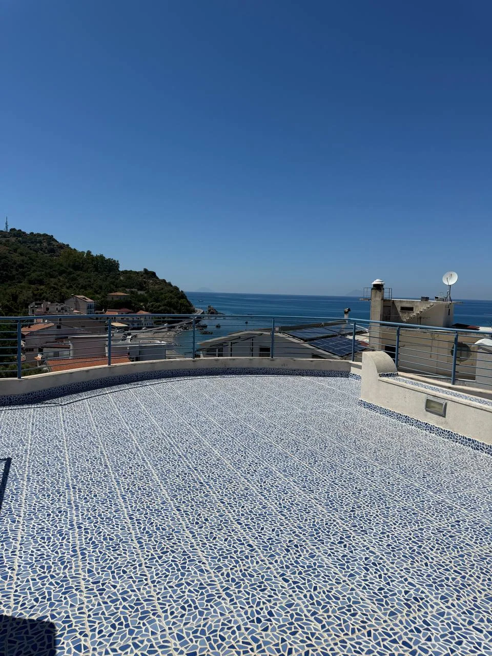 Grande terrazza condivisa con vista sulla baia