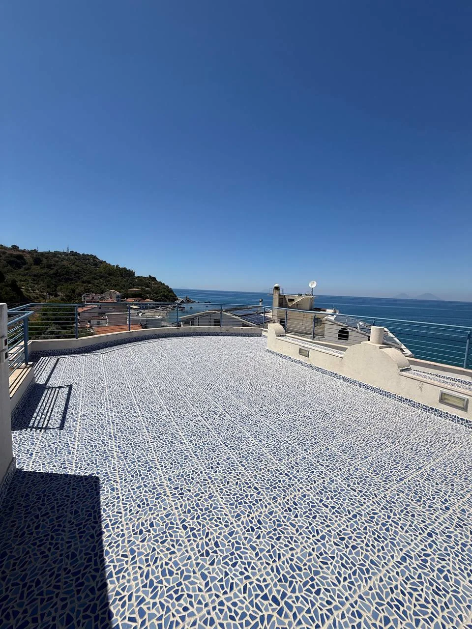 Veduta della terrazza panoramica condivisa affacciata sul mare
