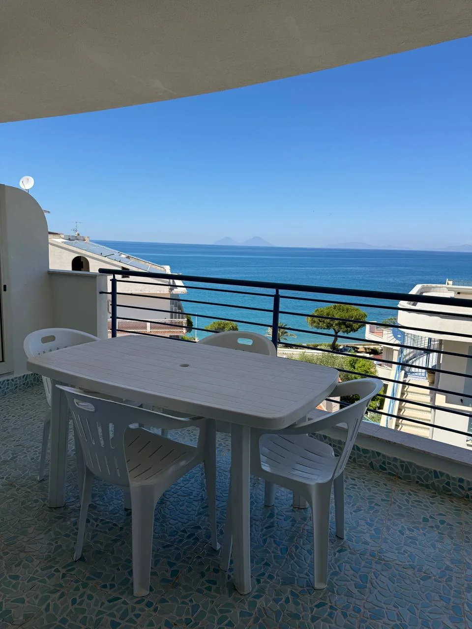 Balcone di Orizzonte con tavolo e vista mare